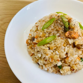 バター香る！鮭とアスパラの焦がし醤油チャーハン